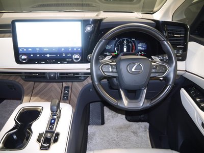صورة 4 لـ 2023 Lexus LM
