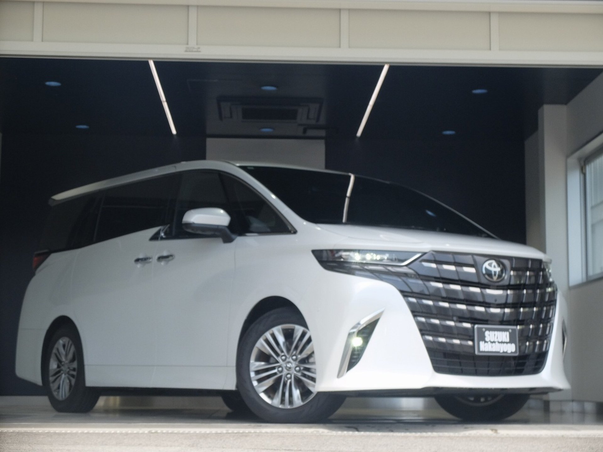 TOYOTA ALPHARD - View 1