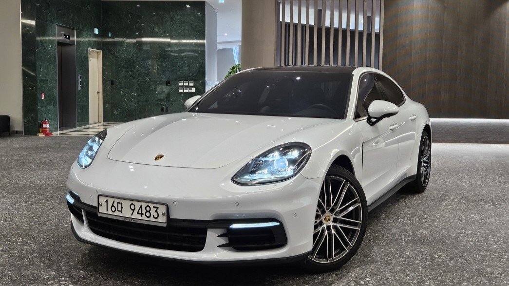 PORSCHE PANAMERA - View 1