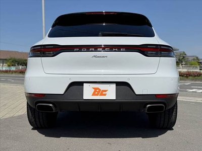 PORSCHE MACAN - 8