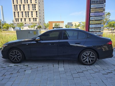 2025 BMW 5 SERIES — фото 2
