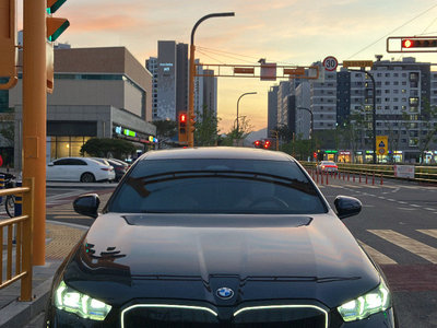 2025 BMW 5 SERIES — фото 1