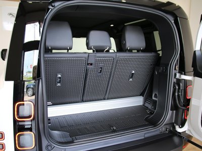 LAND ROVER DEFENDER - 9