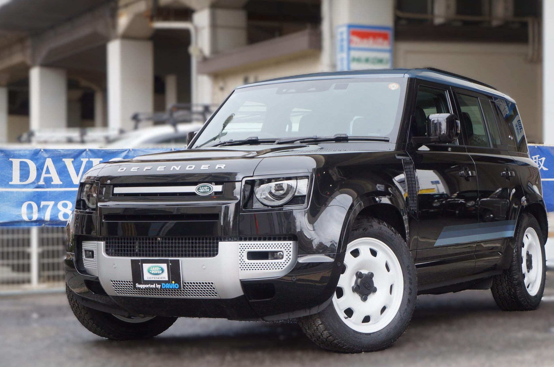 LAND ROVER DEFENDER - View 1