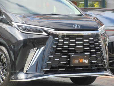 LEXUS LM - 6