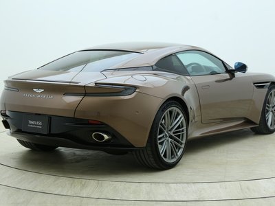 ASTON MARTIN DB12 - 5