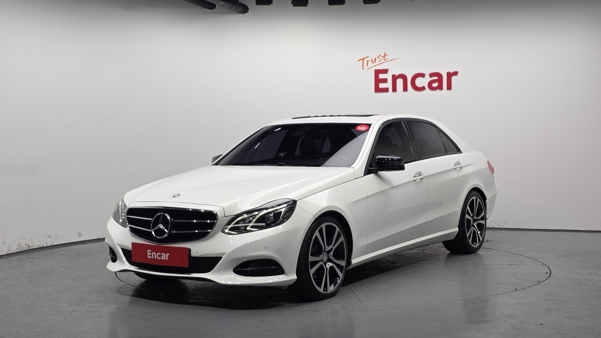 MERCEDES-BENZ E-CLASS - View 1