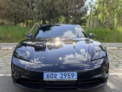 صورة 2 لـ 2025 Porsche TAYCAN