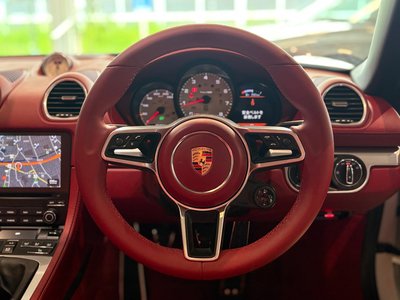 2018 Porsche 718 thumbnail 18