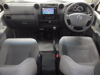 TOYOTA LAND CRUISER 70 - 7