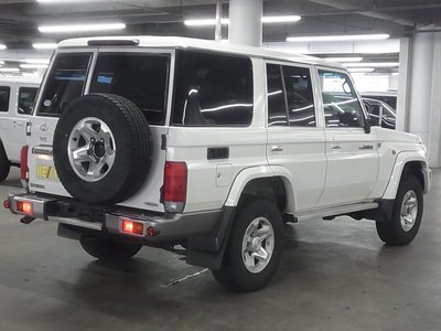 TOYOTA LAND CRUISER 70 - 6