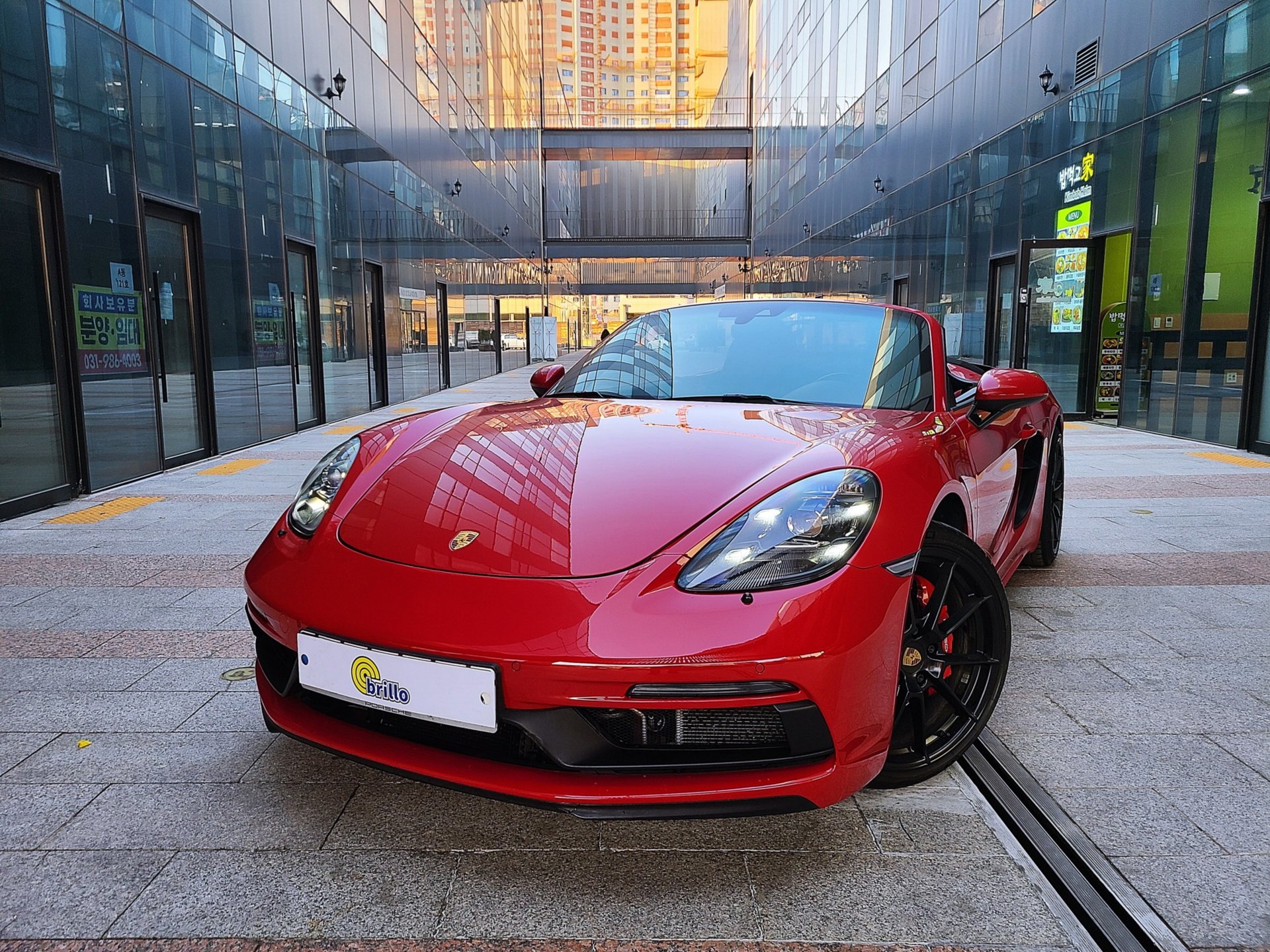 PORSCHE 718 BOXSTER - View 1