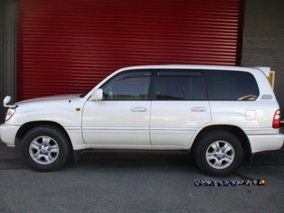 TOYOTA LAND CRUISER 100 - 7