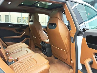 LAMBORGHINI URUS - 10