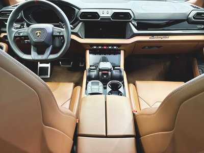 LAMBORGHINI URUS - 9