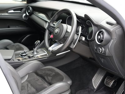 صورة 15 لـ 2019 ALFA Romeo STELVIO