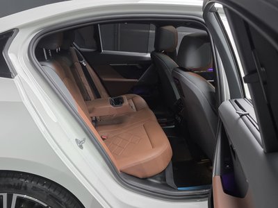 2025 BMW 5 SERIES — миниатюра 18