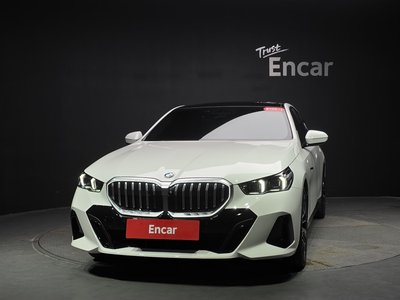 2025 BMW 5 SERIES 照片 2