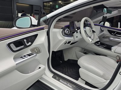MERCEDES-BENZ EQE - 10