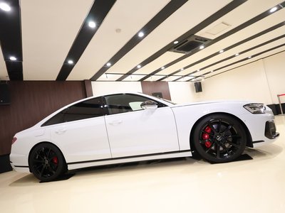 AUDI S8 - 8