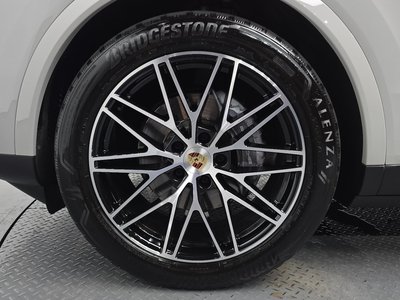 2023 Porsche CAYENNE photo 6