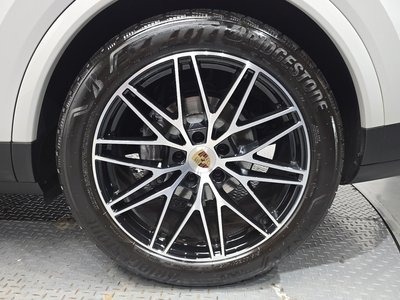 2023 Porsche CAYENNE photo 8
