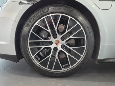 صورة 6 لـ 2024 Porsche TAYCAN