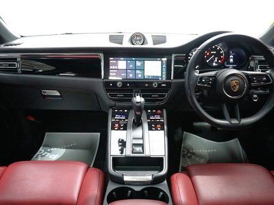 PORSCHE MACAN - 8