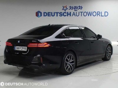 2025 BMW 5 SERIES photo 4