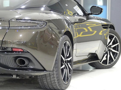 ASTON MARTIN DB11 - 4
