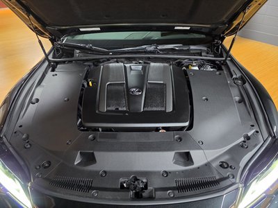صورة 7 لـ 2025 Lexus LS