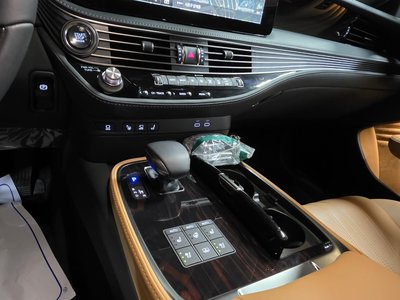 صورة 9 لـ 2025 Lexus LS