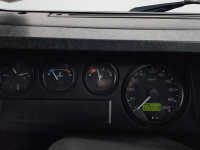 LAND ROVER DEFENDER - 8