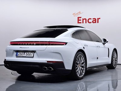 2024 Porsche PANAMERA photo 3