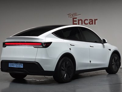 TESLA MODEL Y - 3