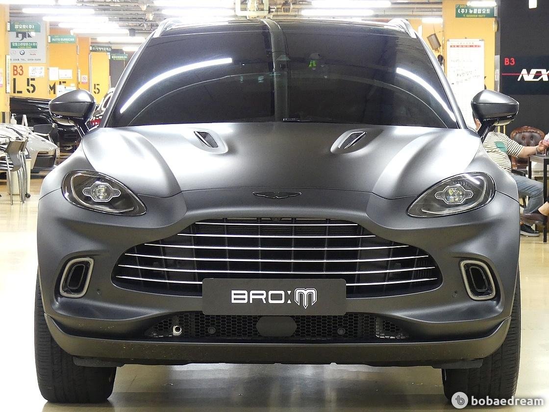 ASTON MARTIN DBX - View 1