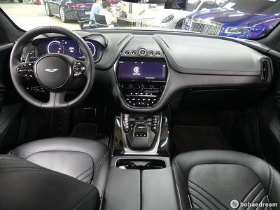 ASTON MARTIN DBX - 3