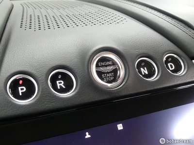 ASTON MARTIN DBX - 4