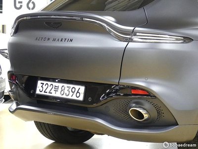 ASTON MARTIN DBX - 10