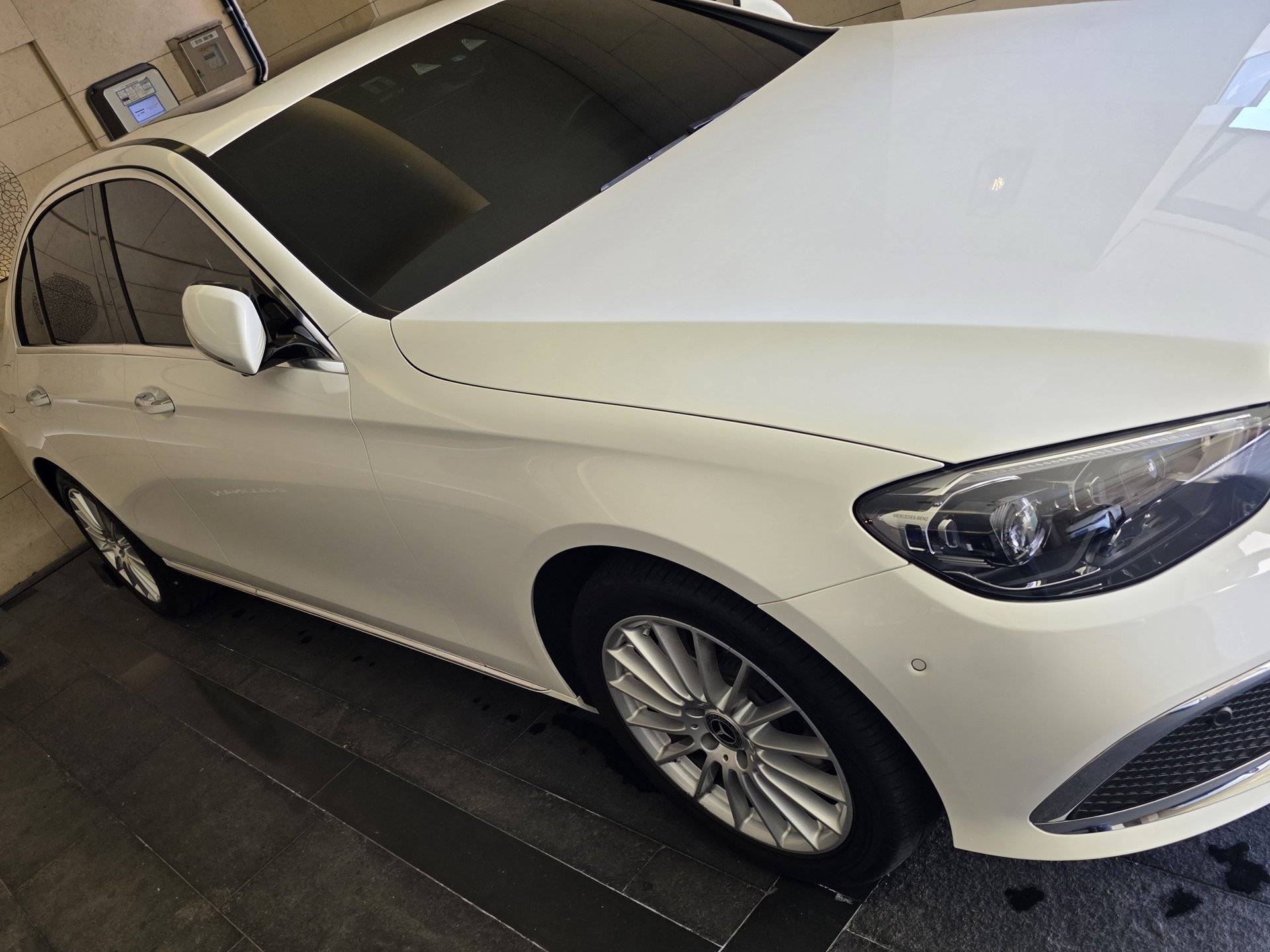 MERCEDES-BENZ E-CLASS - View 1