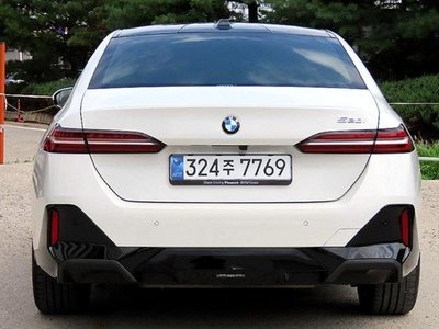2025 BMW 5 SERIES — фото 3