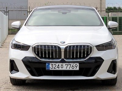2025 BMW 5 SERIES — фото 2