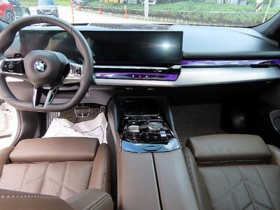 2025 BMW 5 SERIES — фото 8