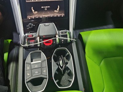 LAMBORGHINI URUS - 4