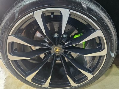 LAMBORGHINI URUS - 6
