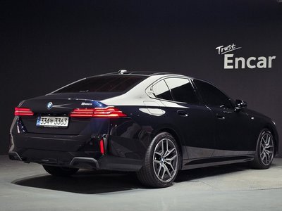 2025 BMW 5 SERIES — фото 4