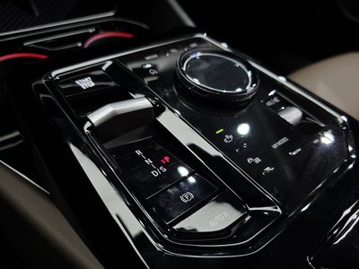 2025 BMW 5 SERIES — фото 9