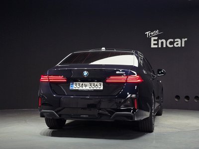 2025 BMW 5 SERIES — фото 3