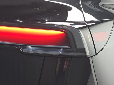 2025 Tesla MODEL Y — фото 10