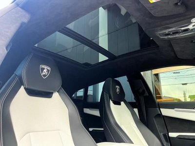 2019 Lamborghini URUS photo 5